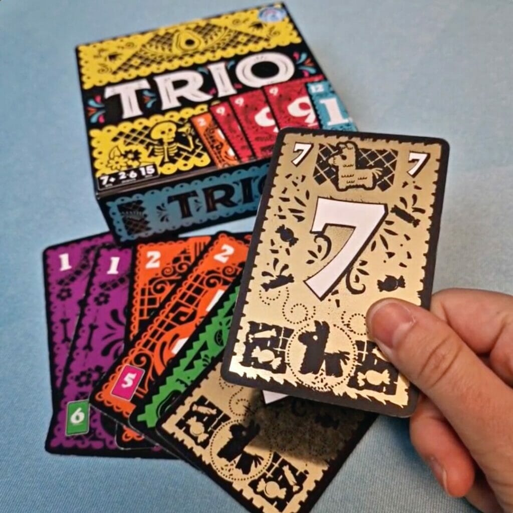 Jeu de déduction et de mémoire, pour former des trios de cartes.